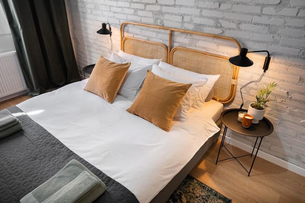 Old City Apartment - Self Check-In Bukares Bagian luar foto